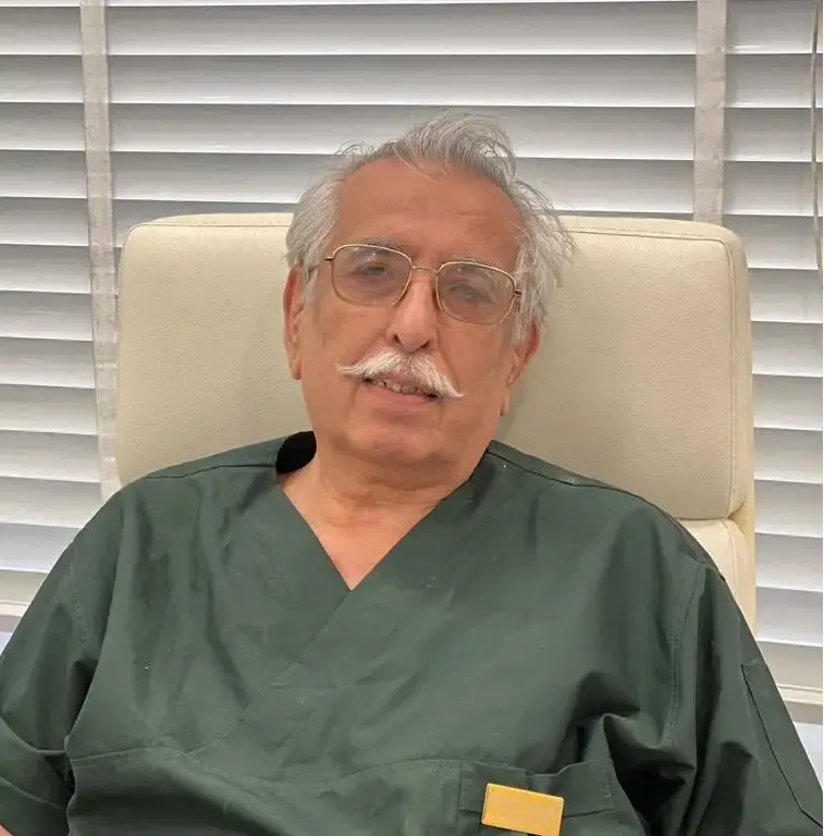 تیم پزشکی در کلینیک زیبایی نیوشا در گیشا