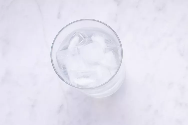 حقایق تغذیه‌ای آب و فواید سلامتی: همه آنچه باید بدانید