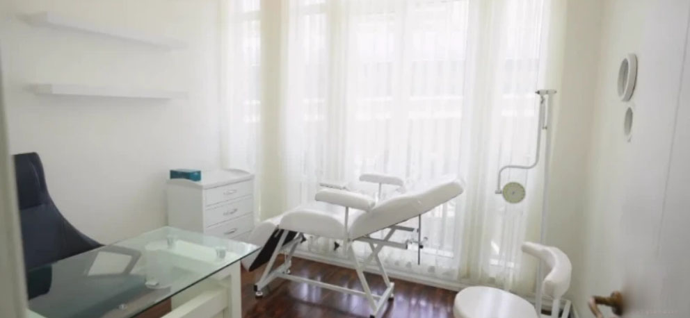 کلینیک آئورا