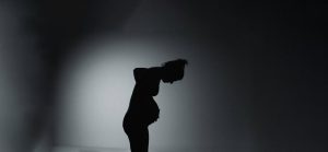 آیا خواب آلودگی نشانه بارداری است؟ علائم اولیه بارداری و نشانه‌های مهمی که باید بدانید