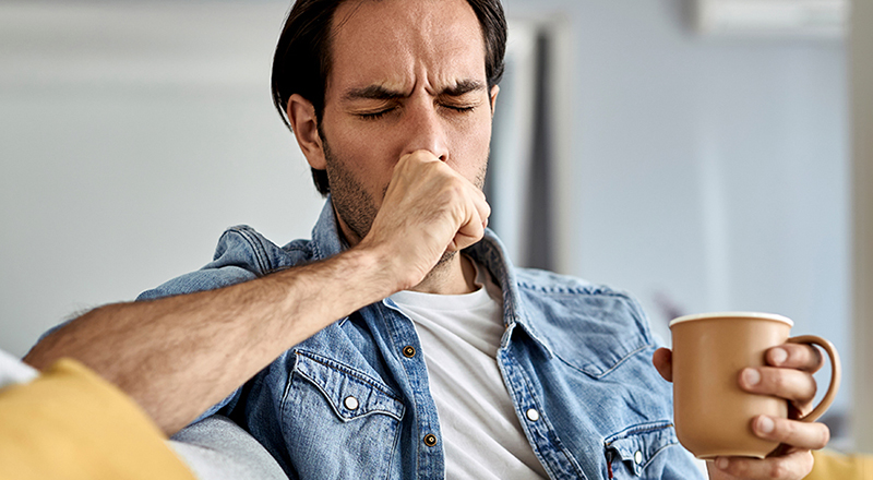 چرا بعد از خوردن اب سرفه میکنم؟ علل، راهکارها و پیشگیری از سرفه پس از نوشیدن آب