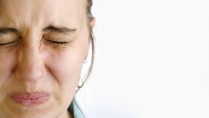 چرا بعد از خوردن غذا دهانم تلخ میشود؟ بررسی علل + راهکارهای موثر