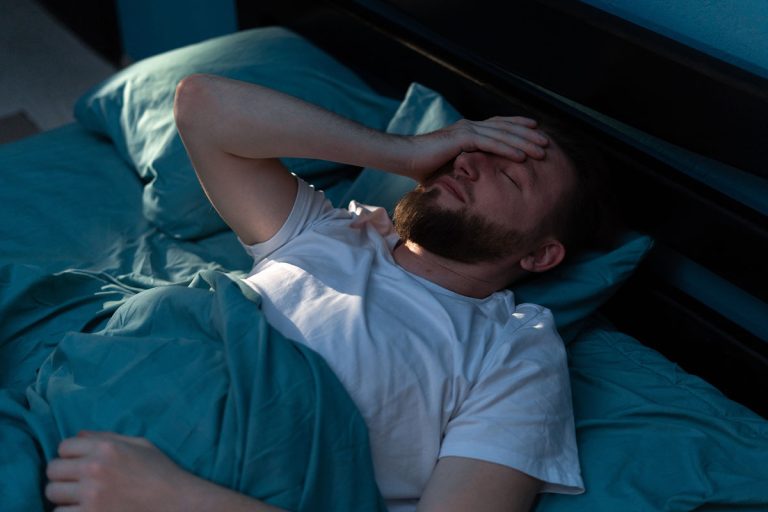 آیا اعصاب بر خواب زیاد تاثیر دارد؟ تاثیر اضطراب بر کیفیت خواب + راه‌حل‌های بهبود آن