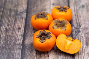 آیا خرمالو برای زن باردار ضرر دارد؟ بررسی فواید و خطرات خرمالو در دوران بارداری