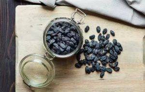 خواص مویز ناشتا | بهترین زمان مصرف، مقدار مناسب و تفاوت آن برای گروه‌های مختلف